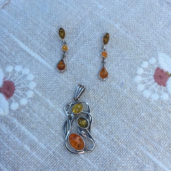 Vintage Jewelry - Stealing silver amber pendent and earring set